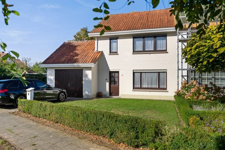 Charmante Halfopen woning met inpandige garage op toploca...