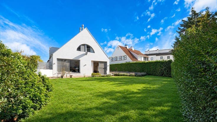 Detached architectural villa in a quiet location near Zegeme