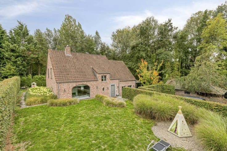 Beautifully located, ready-to-move-in villa on 11a97ca with