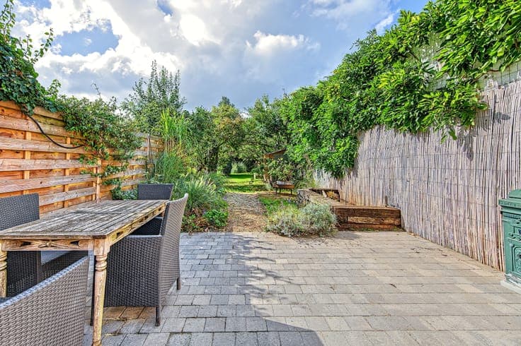 A lovely house just 20 minutes from downtown by train !