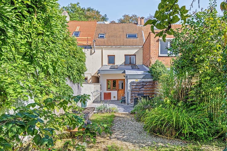 A lovely house just 20 minutes from downtown by train !