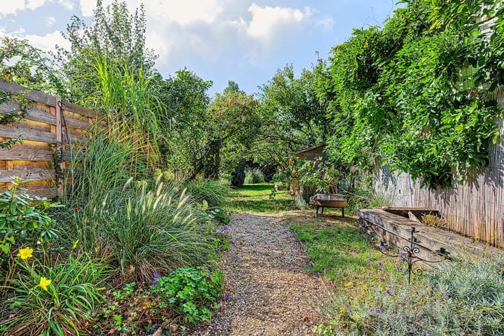 A lovely house just 20 minutes from downtown by train !