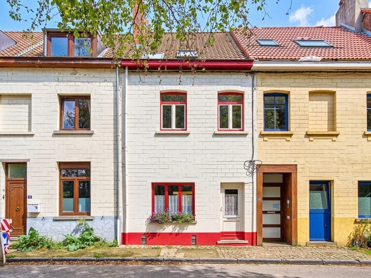 A lovely house just 20 minutes from downtown by train !