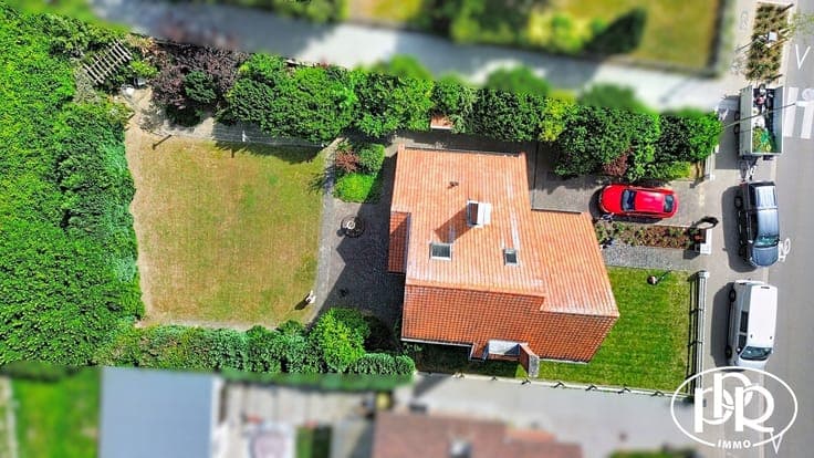 Architect-designed villa with 3 to 4 bedrooms and a garage.