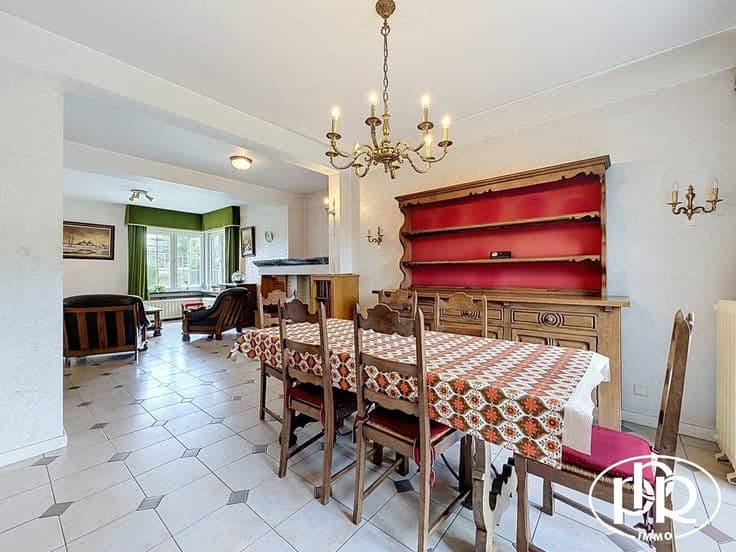 Architect-designed villa with 3 to 4 bedrooms and a garage.