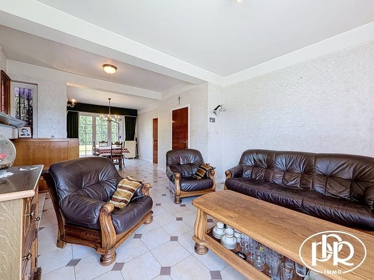 Architect-designed villa with 3 to 4 bedrooms and a garage.