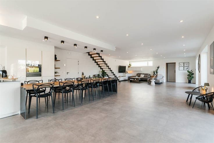 Luxury 6 Bedroom House in Cine