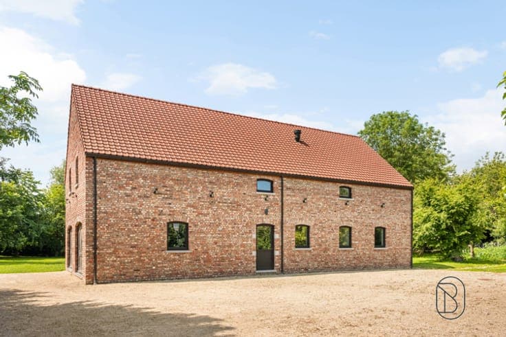 Exceptional property to be completed on a vast 5,600 m² plot