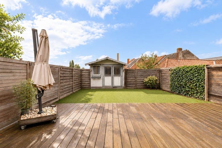 Commercial property with spacious quarters, garage & terrace