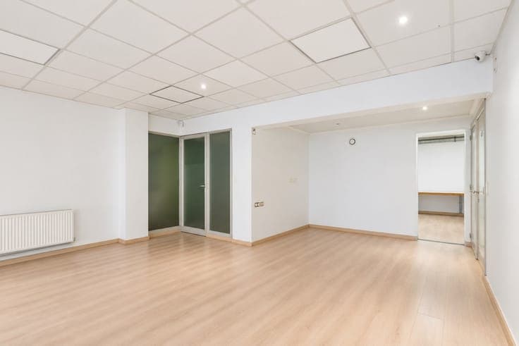 Commercial property with spacious quarters, garage & terrace