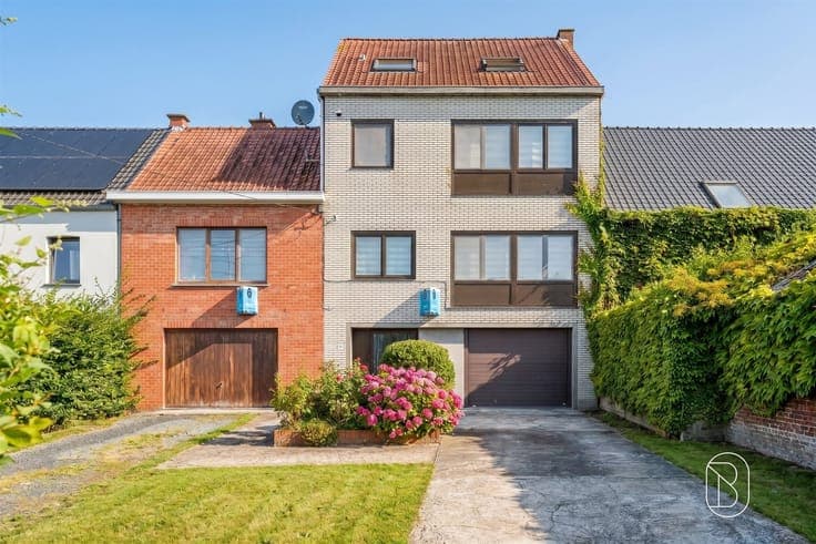 Spacious two-story home in Ronse: 5 bedrooms, 3 bathrooms, 2