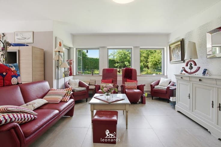 Detached villa surrounded by a magnificent garden in Moen