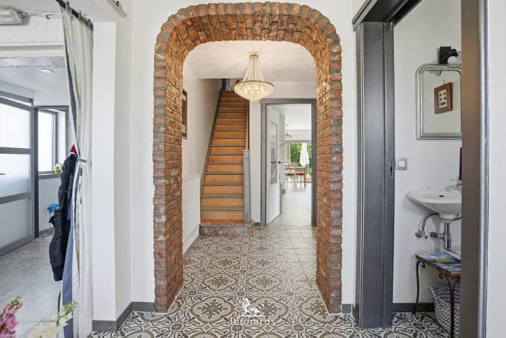 Detached villa surrounded by a magnificent garden in Moen