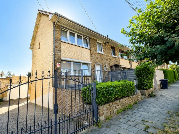 Beautifully renovated 3-bedroom house with garden and garage