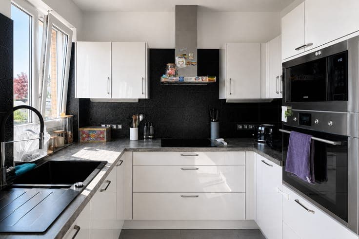 Beautifully renovated 3-bedroom house with garden and garage