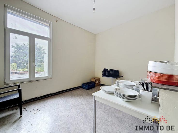 400 m² mixed-use building with strong potential