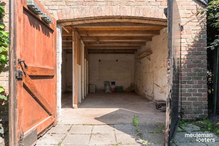 Interesting semi-detached house with great potential in Sint