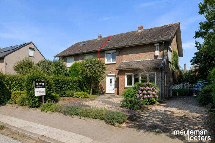 Interesting semi-detached house with great potential in Sint