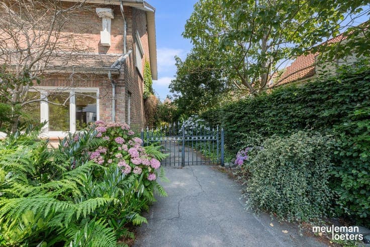 Interesting semi-detached house with great potential in Sint