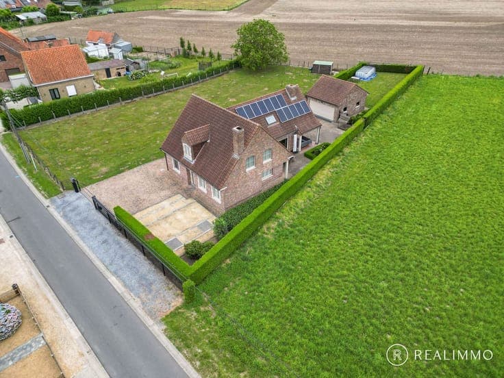 Ruime villa op 911m² in een rustige, groene omgeving te S...