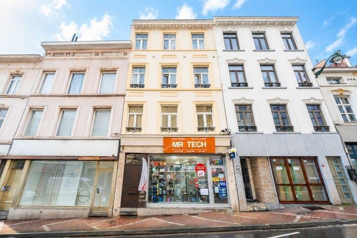 Ixelles, mixed-use building – Commercial + 4 apartments