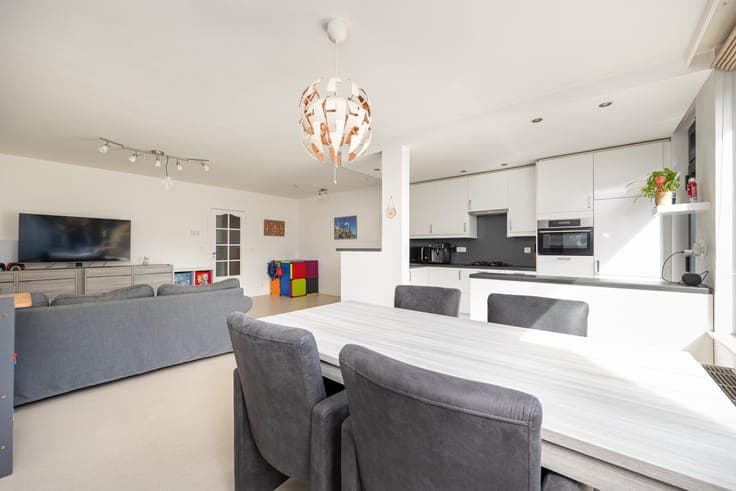 Ruime gezinswoning met garage, 4 slaapkamers en zuidgeric...