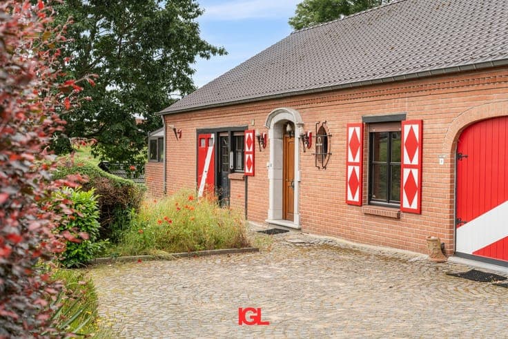 Charming villa with 3 bedrooms located in a quiet street ...