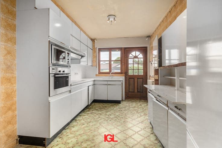 Charming villa with 3 bedrooms located in a quiet street ...