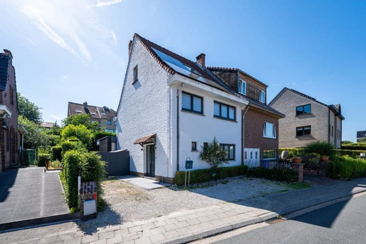 RHODE-ST-GENESE – 3 façades HOUSE (3BED/BATH/STUDY/POOL)