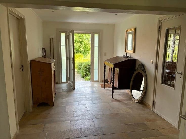 VERY NICE OPEN-PLAN HOME WITH 7 ROOMS