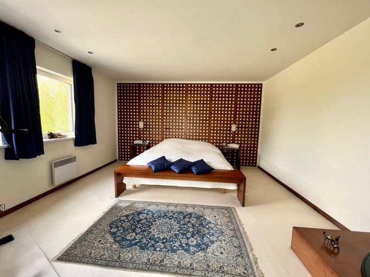 On the heights, luminous villa with views over the valley