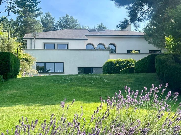 On the heights, luminous villa with views over the valley