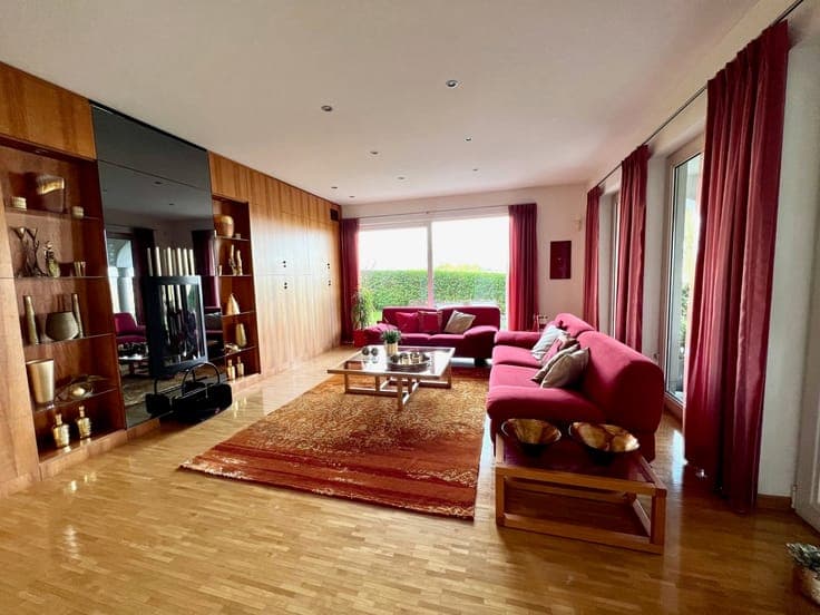 On the heights, luminous villa with views over the valley