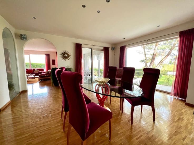 On the heights, luminous villa with views over the valley