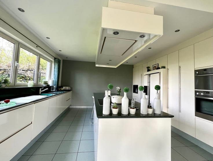 On the heights, luminous villa with views over the valley