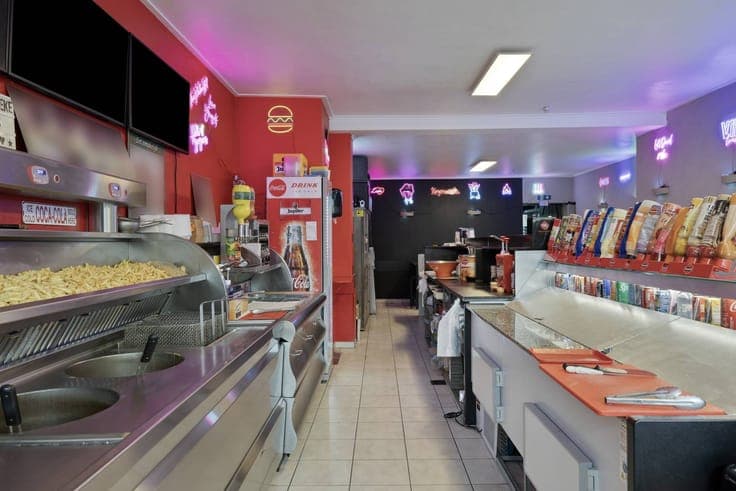 Commercial ground floor with apartment on the market in Tern