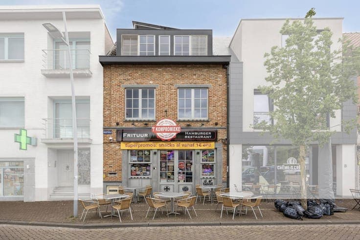 Commercial ground floor with apartment on the market in Tern