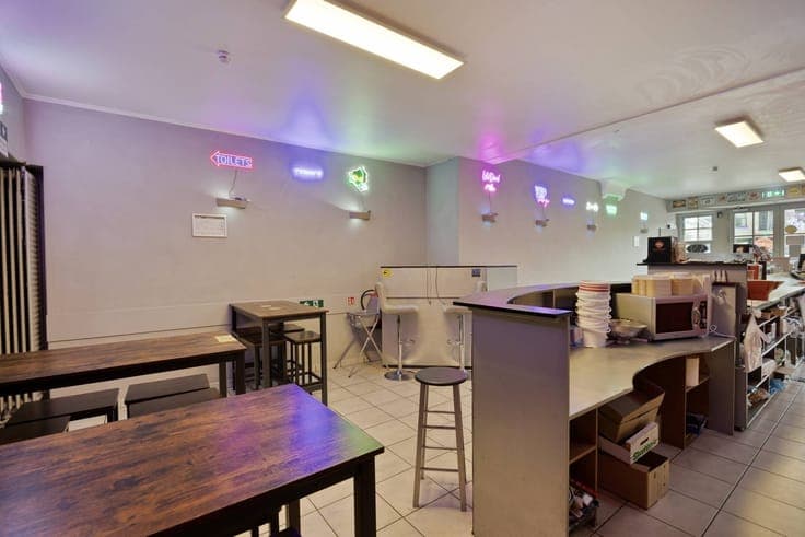 Commercial ground floor with apartment on the market in Tern