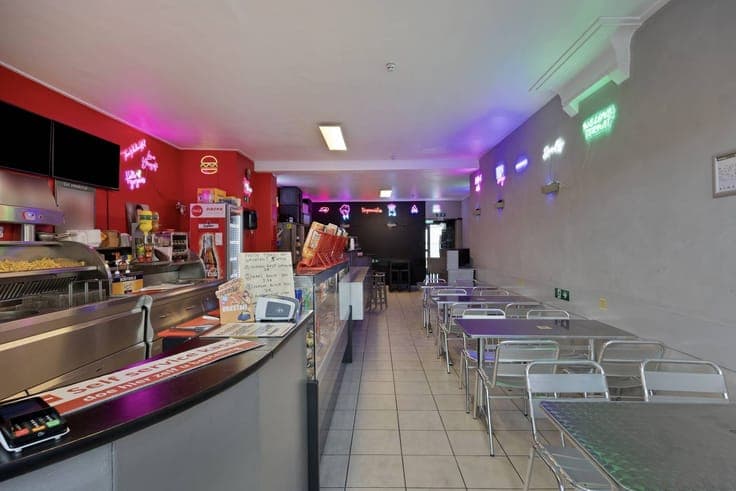 Commercial ground floor with apartment on the market in Tern