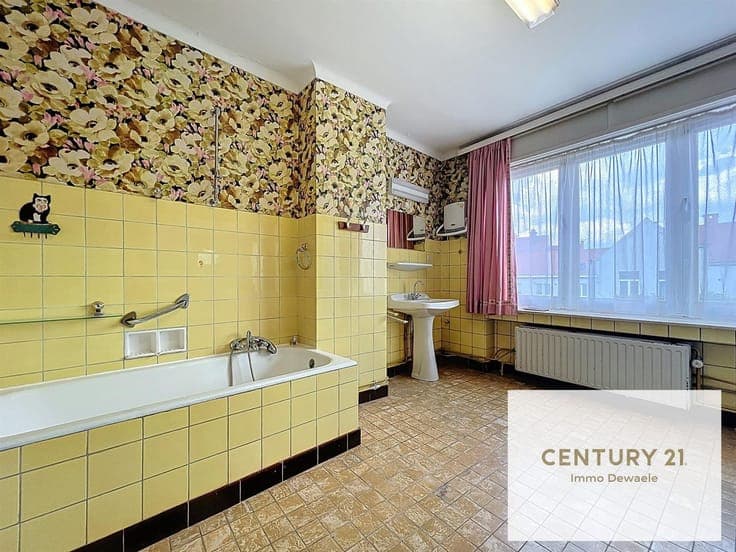 Spacious house in need of renovation. 350m², 6 bedrooms, 3 b