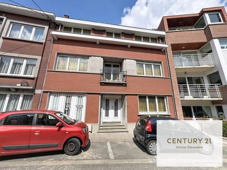 Spacious house in need of renovation. 350m², 6 bedrooms, 3 b
