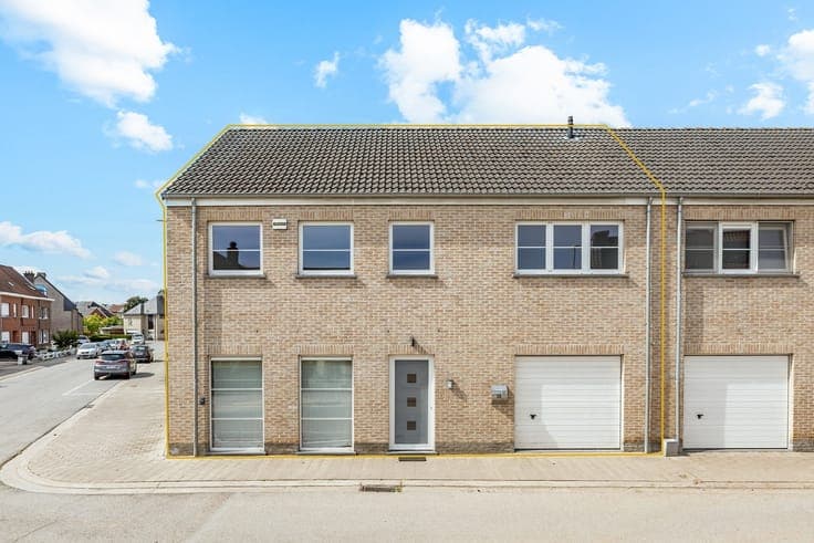 Instapklare halfopen bebouwing met 3 slaapkamers, zonnepanel