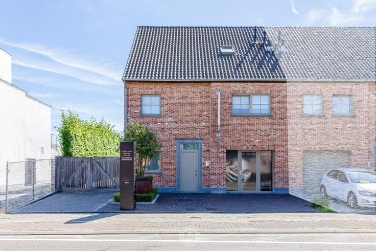 Luxueuze gezinswoning met praktijkruimte en achterliggend...