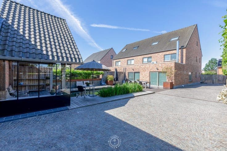 Luxueuze gezinswoning met praktijkruimte en achterliggend...