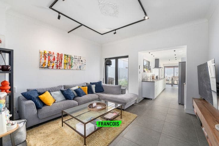 Guide Price | Beautifully renovated home close to the centr…