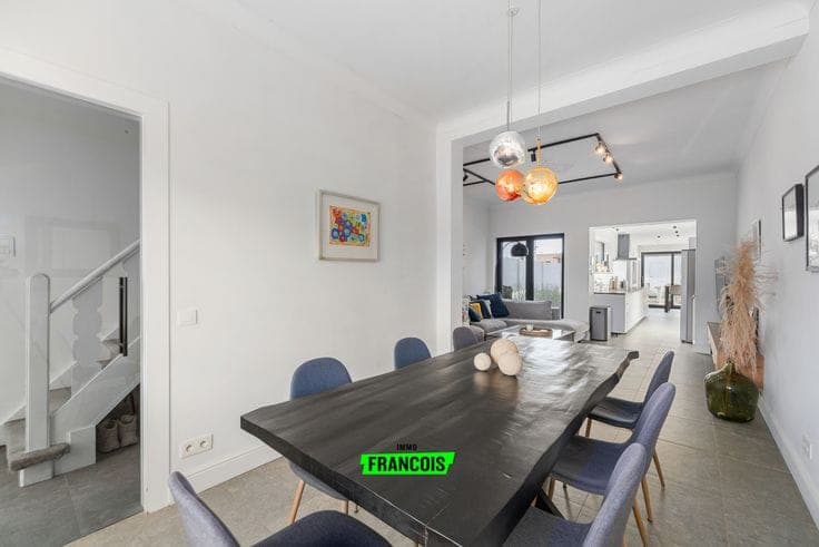 Guide Price | Beautifully renovated home close to the centr…