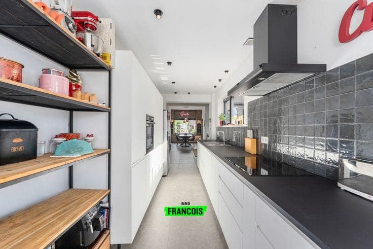 Guide Price | Beautifully renovated home close to the centr…