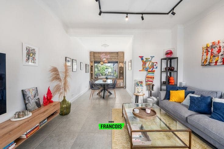 Guide Price | Beautifully renovated home close to the centr…