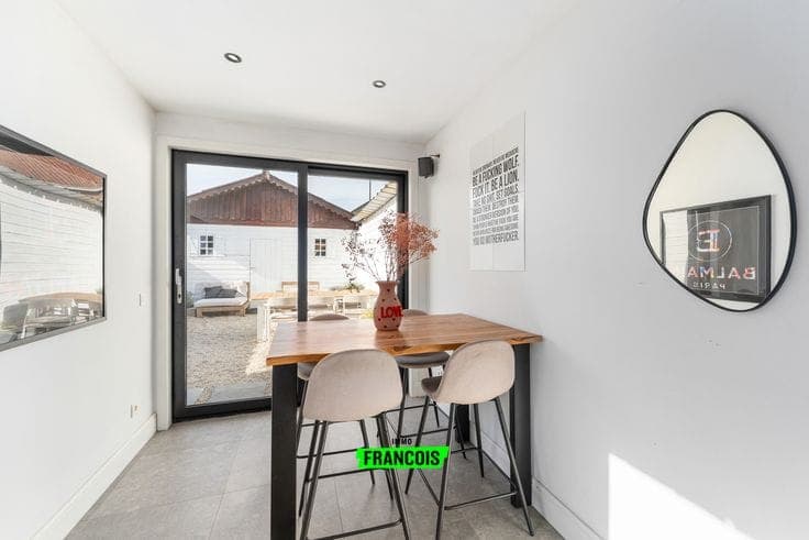 Guide Price | Beautifully renovated home close to the centr…