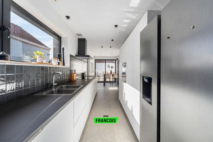 Guide Price | Beautifully renovated home close to the centr…